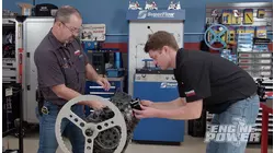 Construcción en detalle de un motor Chevy 4.3L V6 de la Vieja Escuela