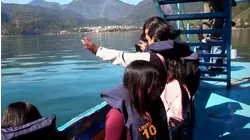 Transforman barcaza en una escuela flotante en un lago de Guatemala