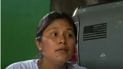 Inmigrante salvadoreña víctima de trata de personas que se autodeportó demanda al Gobierno