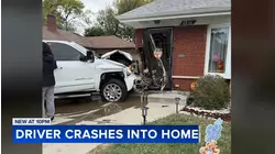Driver crashes into Oak Lawn home amid medical emergency