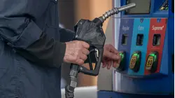 California sufre por el precio de la gasolina a casi 6 dólares el galón con motivo de la guerra