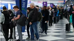"Todo vuelo cancelado debe ser reembolsado", dice un abogado ante la crisis en los aeropuertos