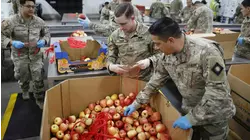 Preparan cajas de comidas para entregar a los afectados por el congelamiento de los bonos de comida