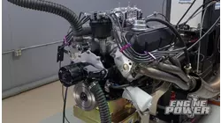 Partes recicladas para un pequeño Ford en el taller