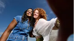 ¿Duele perder más a una amiga o a una pareja? Una psicóloga aborda el tema
