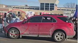 Una joven estudiante es embestida por un auto en una manifestación contra ICE en Nebraska