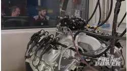 Un motor Motown de 440ci impulsa un auto de carreras Camaro del 73