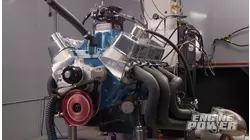Un Chevy 632 Big Block es a pieza perfecta para este Tow Truck Sleeper del 77