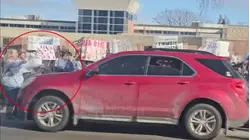 Captamos el momento en que un conductor atropella a una estudiante durante una protesta contra ICE