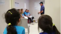 Castigan a niños de un centro de detención de ICE y les confiscan material escolar