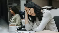 ¿Sufres de fatiga extrema? Un doctor explica cuáles son las causas y señales de alarma