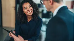 ¿Cómo saber si le gustas o sólo es amable? Un experto en lenguaje responde