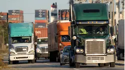 Miles de inmigrantes perderán sus licencias de camiones comerciales por una medida del Gobierno