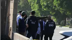 El conductor de un auto es acusado de intentar atropellar a agentes de ICE