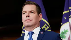 Habla otra mujer que denuncia fue abusada por el legislador demócrata Eric Swalwell