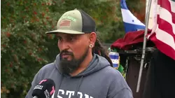 Un padre hondureño emprende viaje en bicicleta desde Tampa para llevar cartas de su hija a Trump