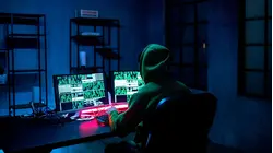 Condenan a un hombre por crear con IA y publicar más de 700 imágenes explícitas de mujeres y niños