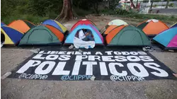Familiares de presos políticos en Venezuela acampan afuera de las prisiones