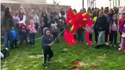 Familias migrantes hallan fe y esperanza en una posada al pie del muro fronterizo