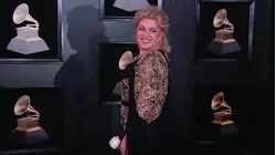 Kelly Clarkson calls Brooklyn store owner a 'liar' in viral feud over $15K singing bird