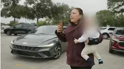 Una mujer con un bebé confronta a efectivos de la Patrulla Fronteriza en Nueva Orleans