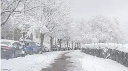 La ola polar lleva mucho frío y varios escenarios al Noreste, donde unos sufren y otros se divierten