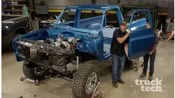 Reensamblaje de nuestra Chevy Blazer con los accesorios interiores después de su trabajo con pintura personalizada.