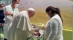 Familia de niño que estaba grave recuerda cómo mejoró tras ser bautizado por el papa Francisco