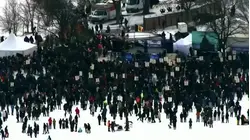 Cientos de personas se reúnen para recordar a Renee Good y Alex Pretti en Minneapolis