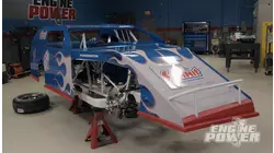 Un auto de pista de tierra con un chasis construido a mano